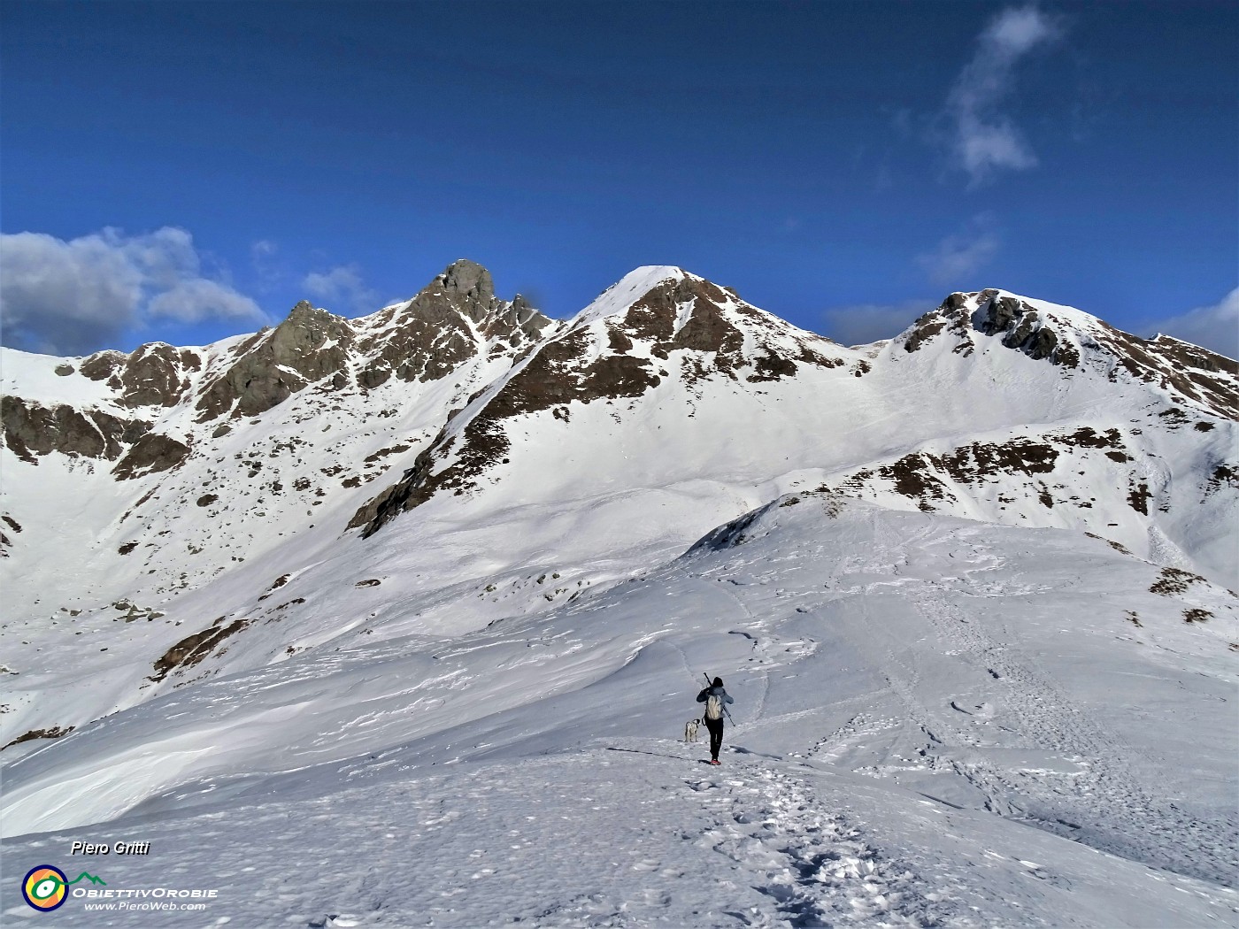 46 Da cima Monte Avaro rientriamo al colletto spazzati da forti raffiche di vento.JPG -                                